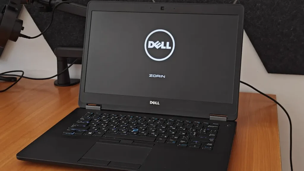 Zorin OS booting on an older Dell Latitude laptop